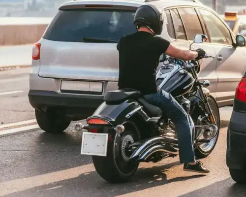 Οδήγηση μηχανής με δίπλωμα αυτοκινήτου – Τι ισχύει