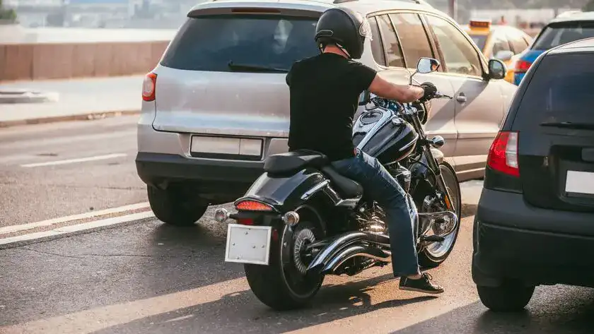 Οδήγηση μηχανής με δίπλωμα αυτοκινήτου – Τι ισχύει